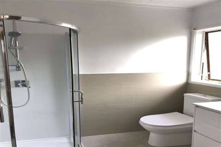 Photo of property in 5 Makepiece Place, Chatswood, Auckland, 0626