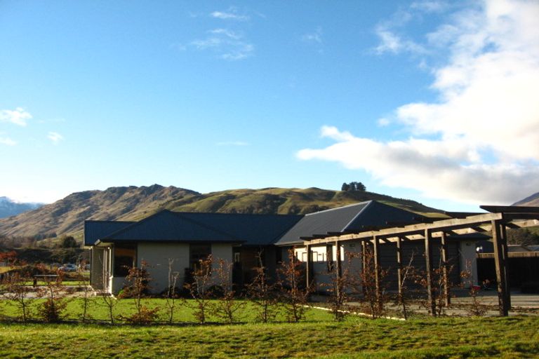 Photo of property in 1 Haddow's Place, Lake Hayes, Queenstown, 9304