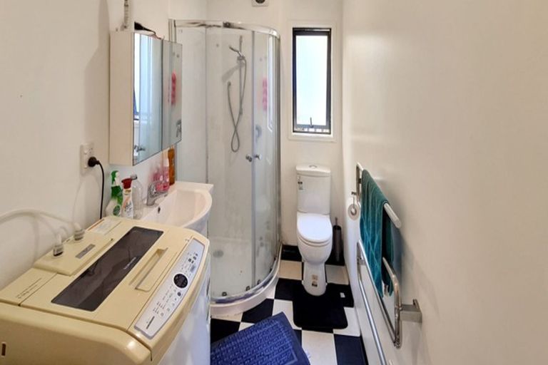 Photo of property in 9 Ngatoa Place, Glenfield, Auckland, 0629