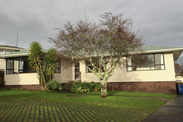 Photo of property in 34 Kirrie Avenue, Te Atatu South, Auckland, 0610