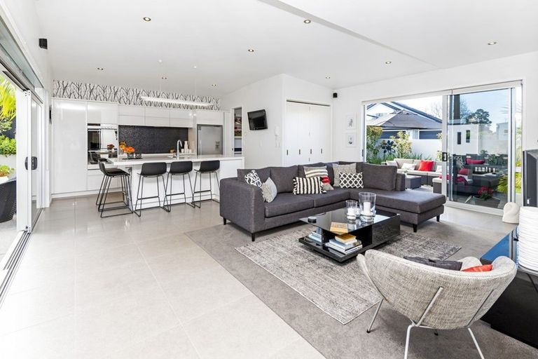 Photo of property in 15 Oceania Place, Mellons Bay, Auckland, 2014