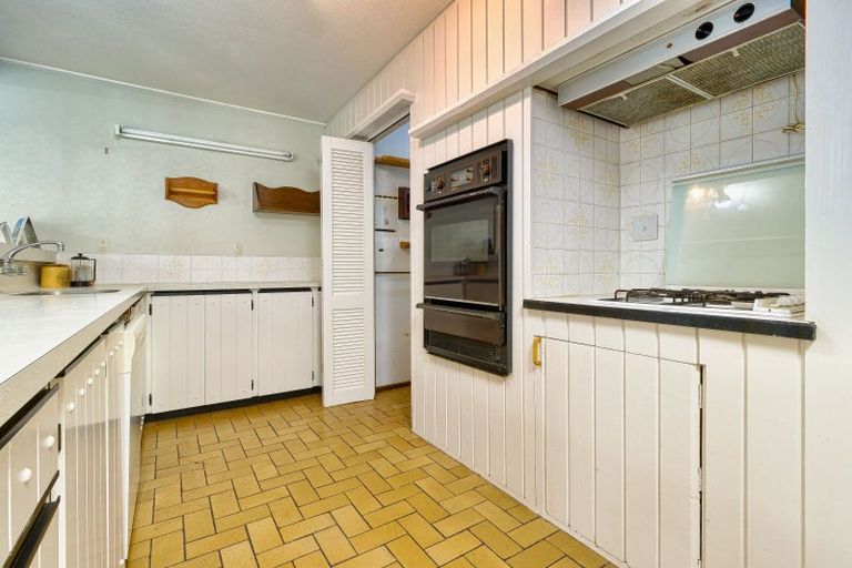 Photo of property in 11 Deakin Place, Clive, 4102