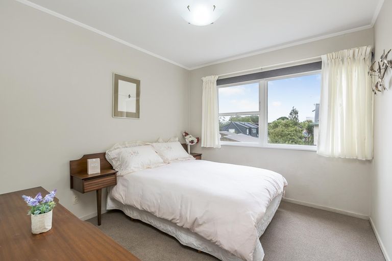 Photo of property in 22 Harrybrook Road, Green Bay, Auckland, 0604