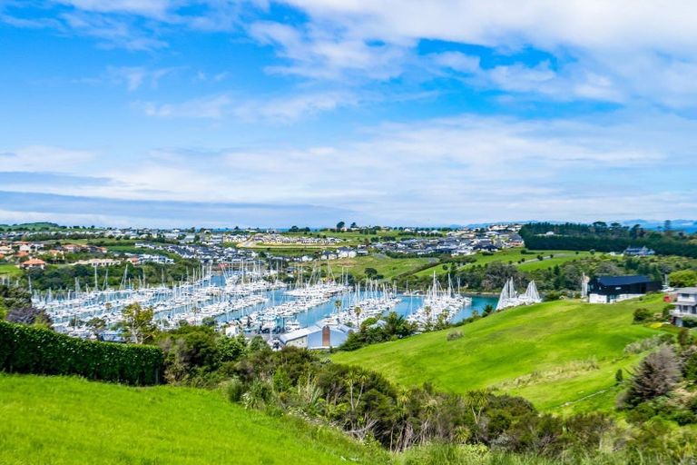 Photo of property in 127 Roberts Road, Matakatia, Whangaparaoa, 0930