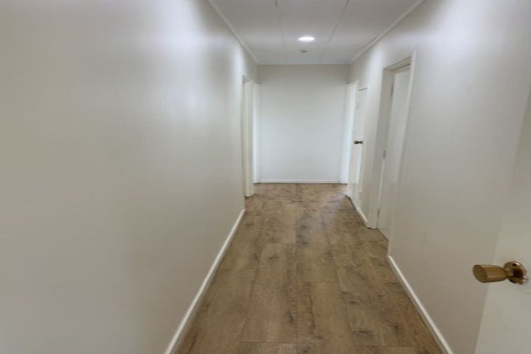 Photo of property in 13 Cockayne Crescent, Sunnynook, Auckland, 0620