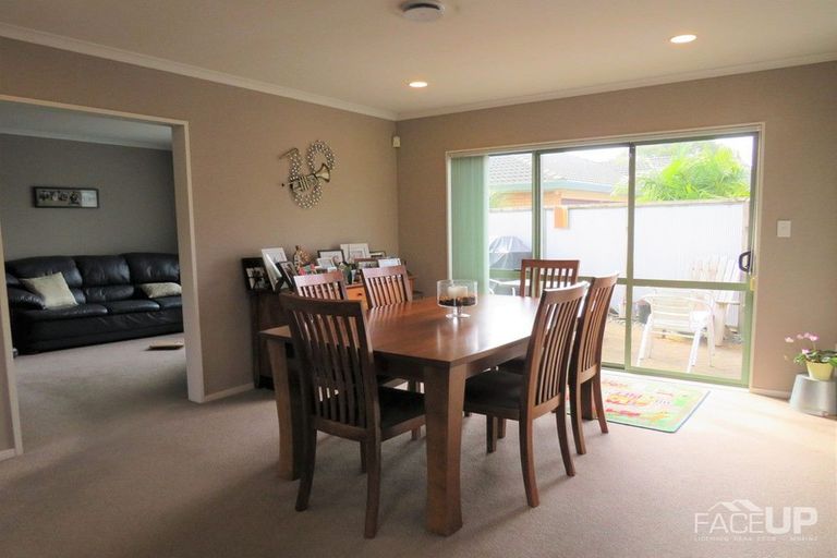 Photo of property in 22 Connemara Court, West Harbour, Auckland, 0618