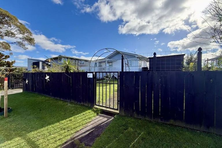 Photo of property in 38 Larissa Avenue, Henderson, Auckland, 0610