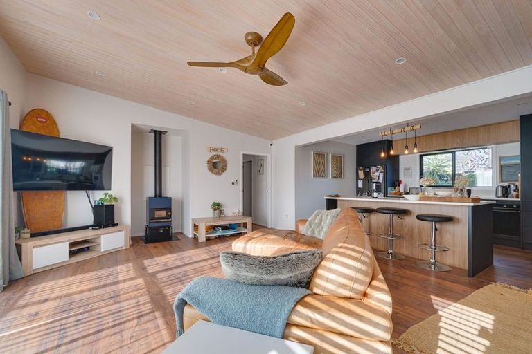 Photo of property in 37 Seagrass Place, Otaki Beach, Otaki, 5512