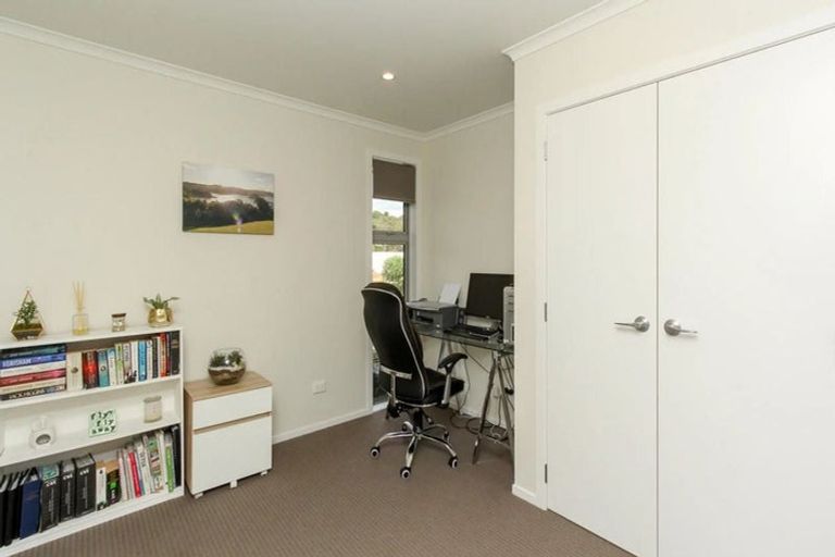 Photo of property in 2 Rayner Way, Glen Avon, New Plymouth, 4312