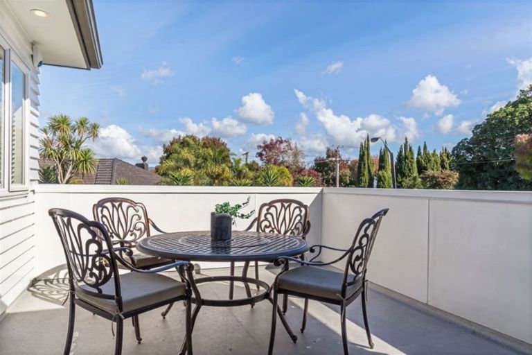 Photo of property in 69 Buscomb Avenue, Henderson, Auckland, 0610