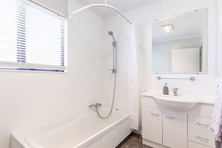 Photo of property in 6a Perrin Place, Kelvin Grove, Palmerston North, 4414