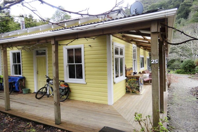 Photo of property in 25 Andersen Street, Blacks Point, Reefton, 7830
