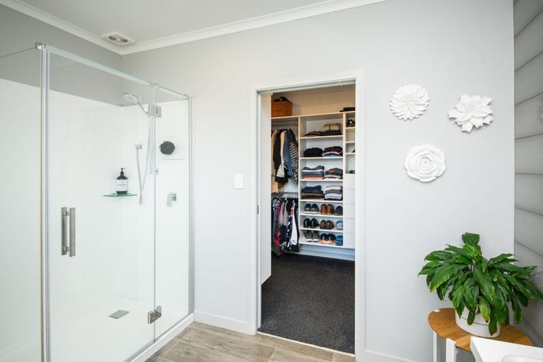 Photo of property in 10 Mediterranean Grove, Fitzherbert, Palmerston North, 4410