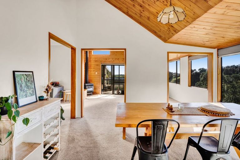 Photo of property in 28 Pararewa Drive, Whalers Gate, New Plymouth, 4310