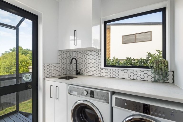 Photo of property in 2/10 Knights Road, Rothesay Bay, Auckland, 0630