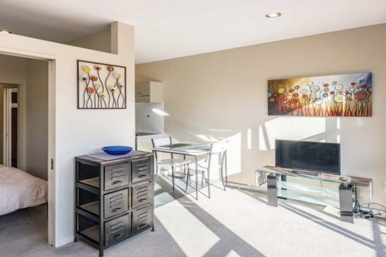 Photo of property in Atrium Towers, 6n/154 The Terrace, Wellington Central, Wellington, 6011