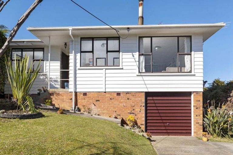 Photo of property in 24 School Road, Te Atatu South, Auckland, 0610