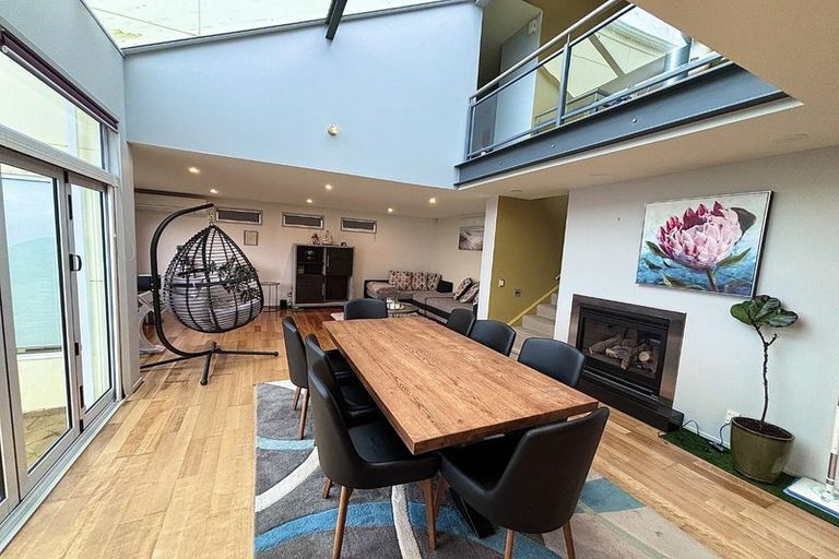 Photo of property in 24 Dress Circle, Newlands, Wellington, 6037