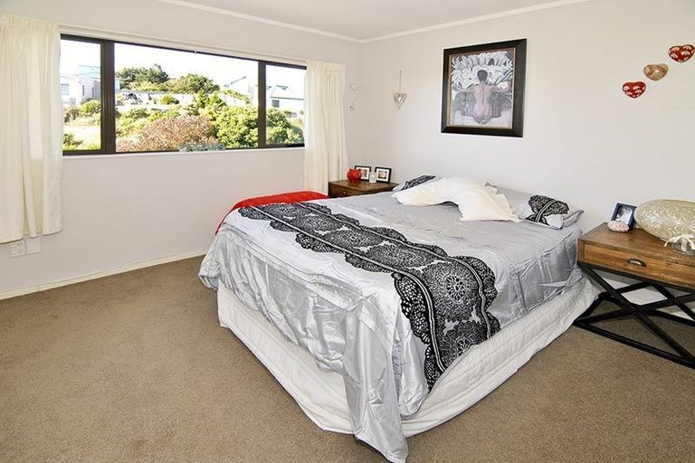 Photo of property in 15 Otamarau Grove, Maungaraki, Lower Hutt, 5010