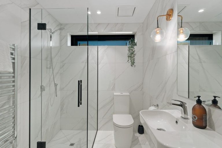 Photo of property in 15 Little Alpha Loop, Wanaka, 9305