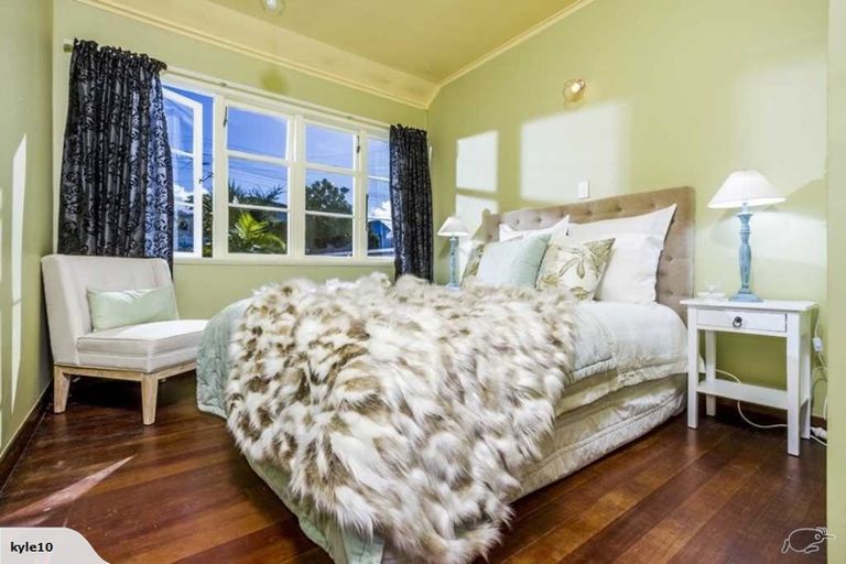 Photo of property in 65 Old Lake Road, Narrow Neck, Auckland, 0624