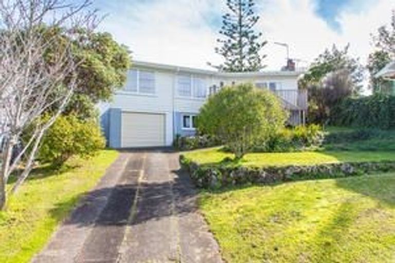 Photo of property in 9 Heather Place, Sunnynook, Auckland, 0620