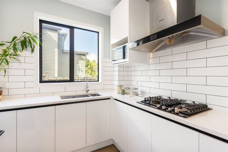 Photo of property in 33d Wairau Road, Forrest Hill, Auckland, 0627