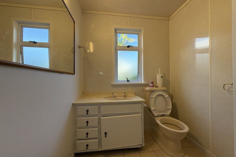 Photo of property in 938 East Coast Road, Northcross, Auckland, 0630