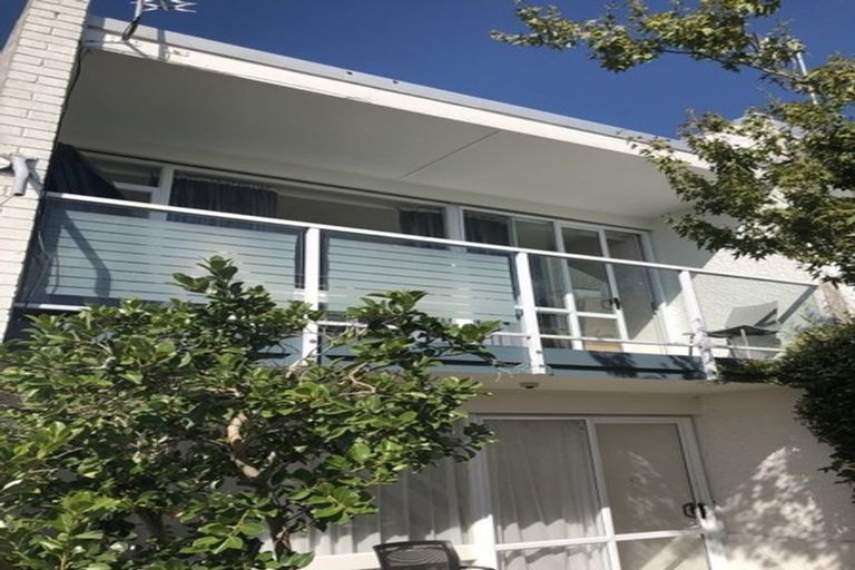 Photo of property in 1/72 Sylvan Avenue, Northcote, Auckland, 0627