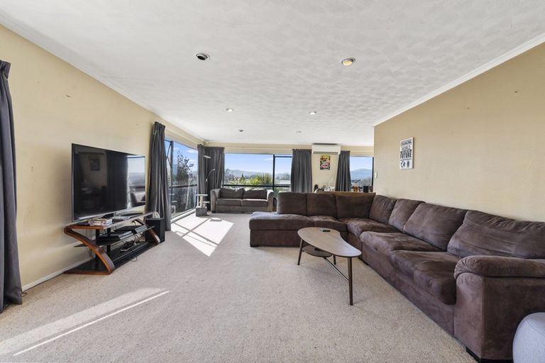 Photo of property in 2 Hawk Place, Selwyn Heights, Rotorua, 3015