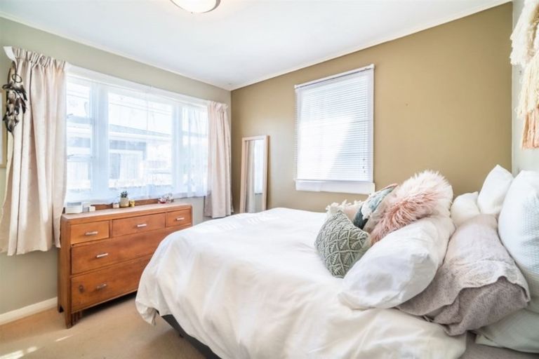 Photo of property in 1/31 Sunnyhaven Avenue, Beach Haven, Auckland, 0626