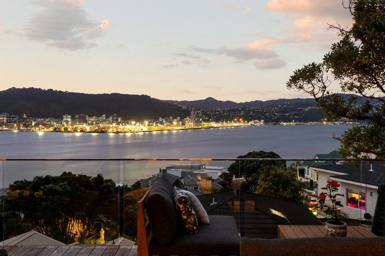 Photo of property in 2 Maida Vale Road, Roseneath, Wellington, 6011