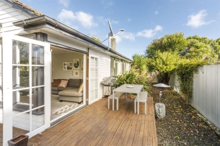 Photo of property in 4 Crewe Crescent, Hokowhitu, Palmerston North, 4410