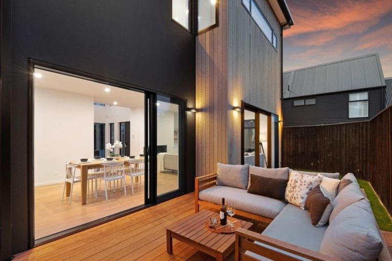 Photo of property in 21 Aikmans Road, Merivale, Christchurch, 8014