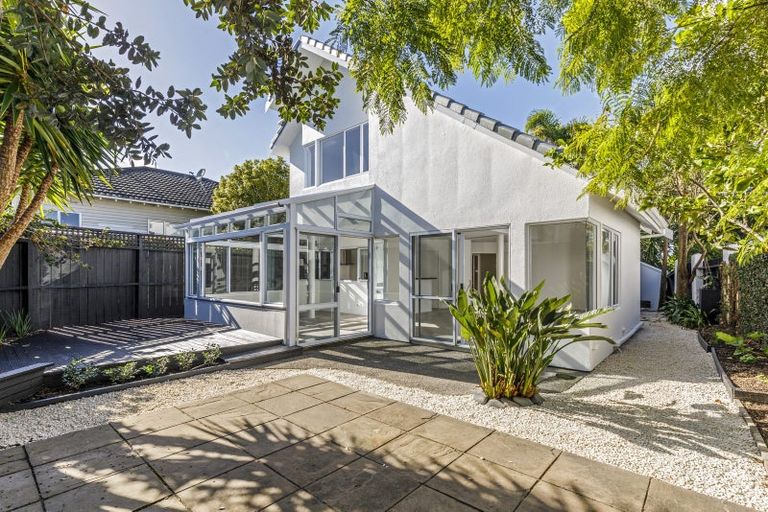 Photo of property in 2/20 Norwood Road, Bayswater, Auckland, 0622