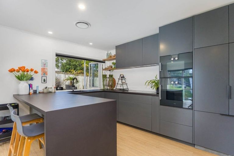 Photo of property in 1/32 Forrest Hill Road, Forrest Hill, Auckland, 0620