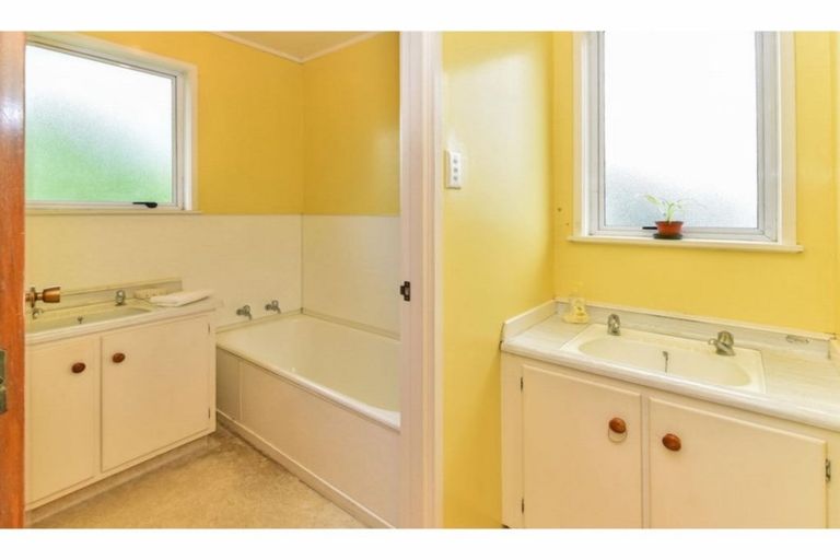 Photo of property in 22 Cheam Place, Pakuranga Heights, Auckland, 2010