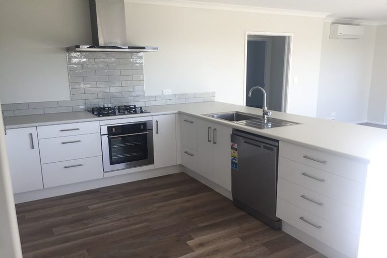 Photo of property in 12 Anglers Way, Omokoroa, 3114