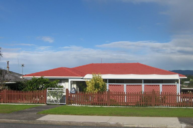 Photo of property in 27 Donovan Avenue, Massey, Auckland, 0614