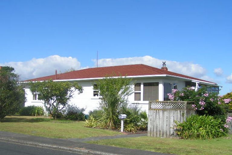 Photo of property in 2/10 Raines Avenue, Forrest Hill, Auckland, 0620