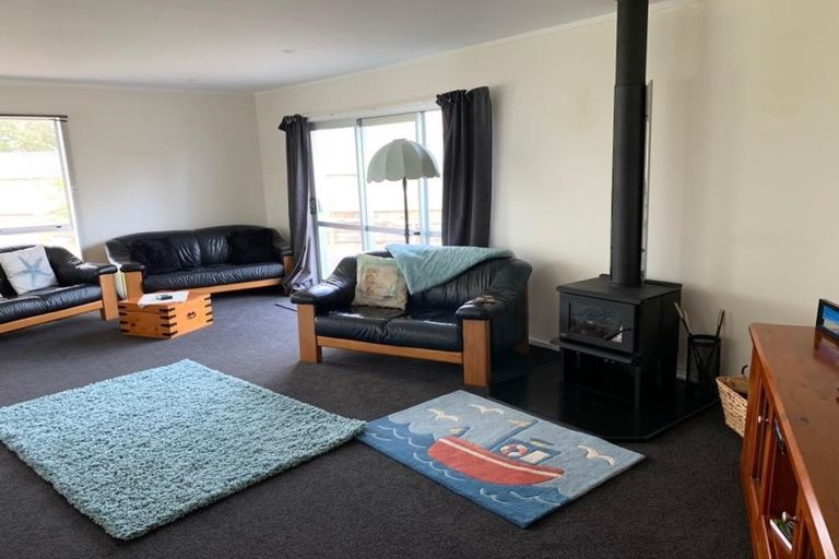 Photo of property in 52 Sarah Street, Waikawa Beach, Levin, 5573