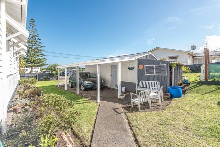 Photo of property in 26 Egmont Street, Castlecliff, Whanganui, 4501