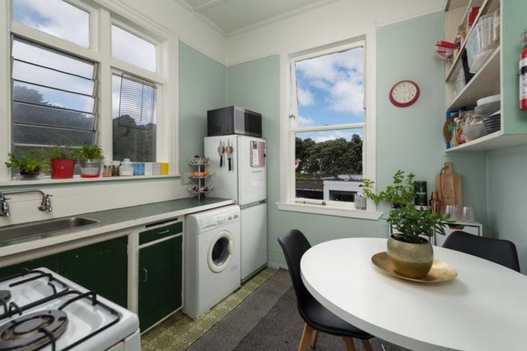 Photo of property in 16 Glendavar Street, Berhampore, Wellington, 6023