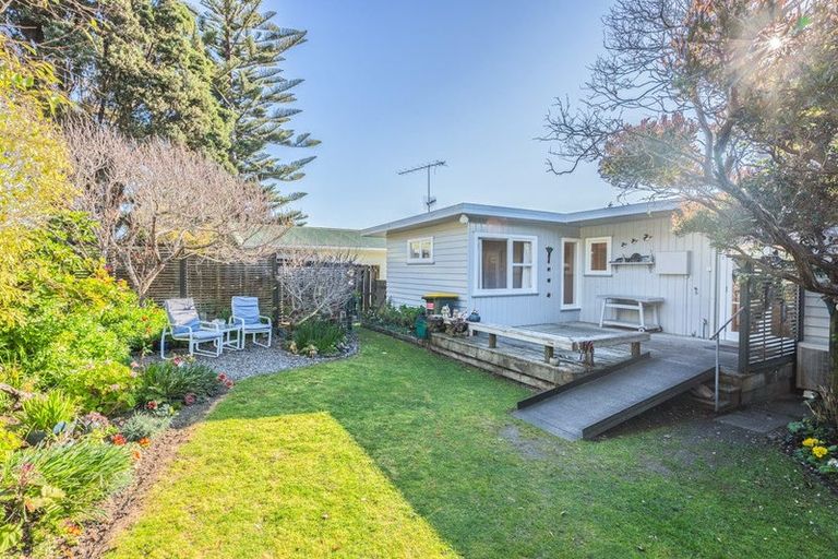 Photo of property in 38 Queens Road, Waikanae Beach, Waikanae, 5036