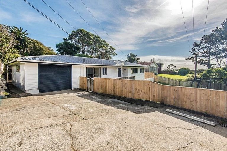 Photo of property in 53 Glanmire Road, Newlands, Wellington, 6037