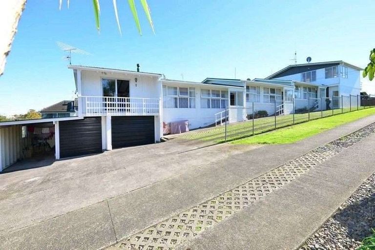 Photo of property in 81 Pupuke Road, Northcote, Auckland, 0627