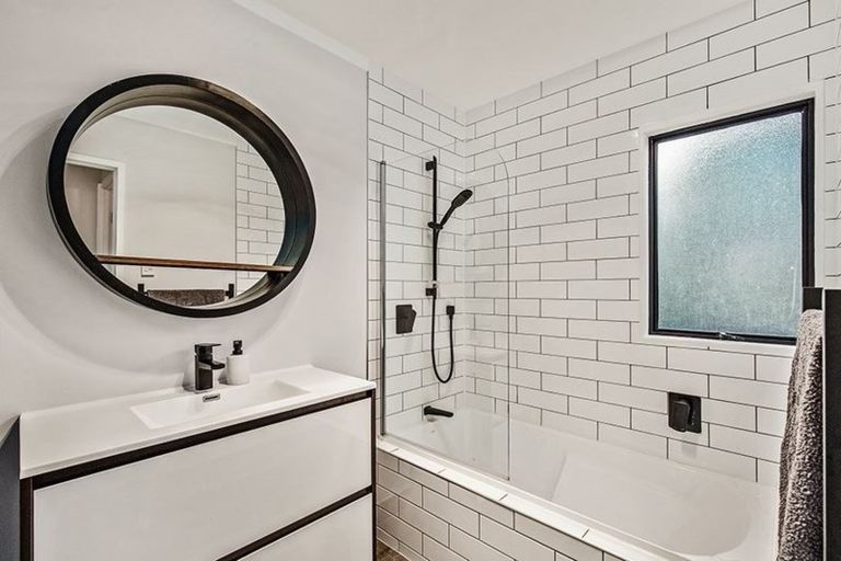 Photo of property in 9 West Harbour Drive, West Harbour, Auckland, 0618