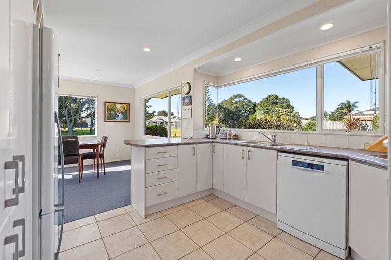 Photo of property in 40 Settlers Grove, Orewa, 0931