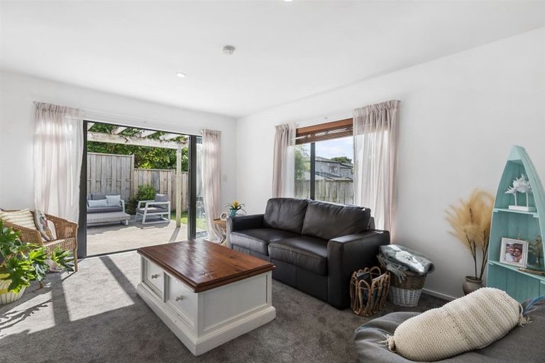 Photo of property in 5/42 Fields Parade, Oteha, Auckland, 0632