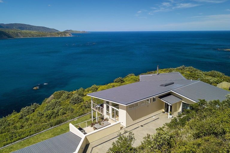 Photo of property in 16 Signallers Grove, Breaker Bay, Wellington, 6022